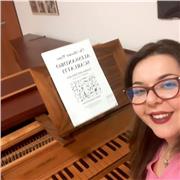 Cantante e direttrice di coro offre lezioni di teoria musicale e vocalità